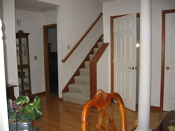 Foyer w/hardwood floors