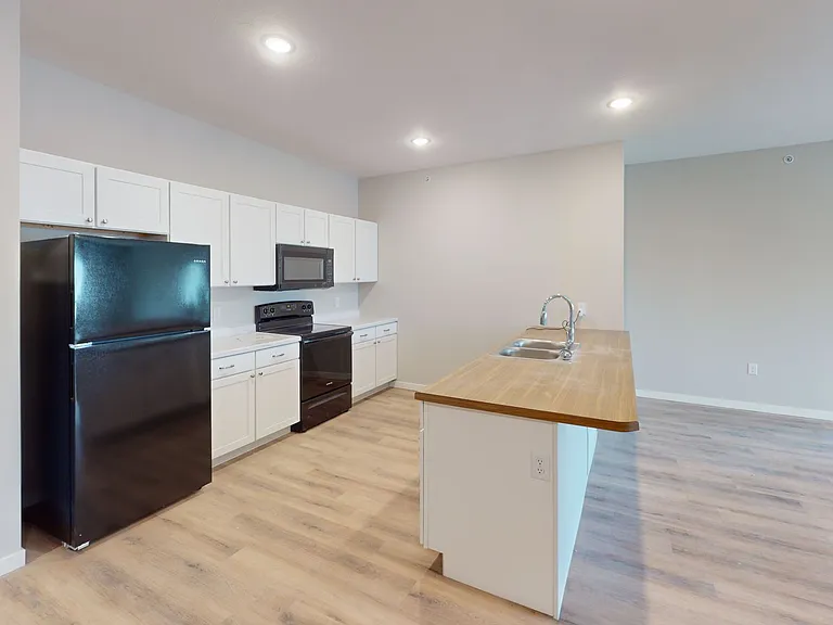 South Pointe Apartments — Photo 13