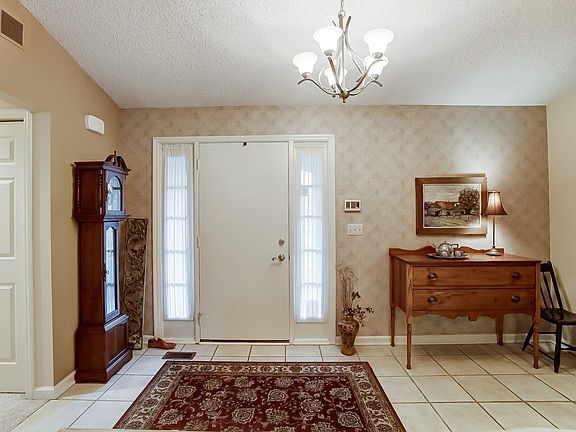 5th image of 641 Cambridge Dr