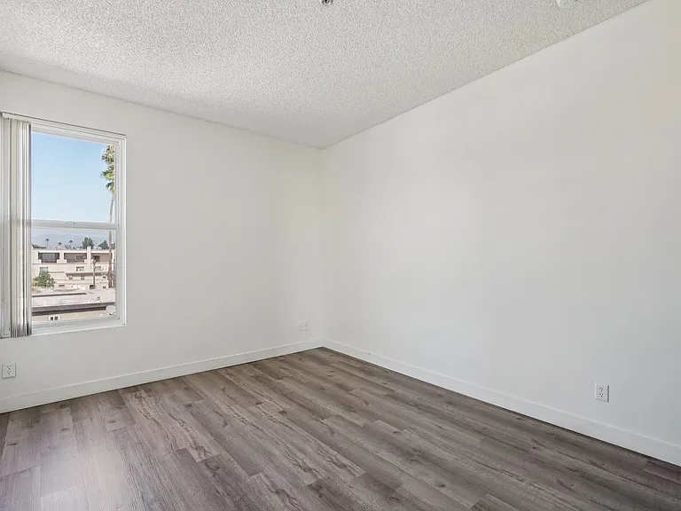 11657 Oxnard Str. — Photo 16