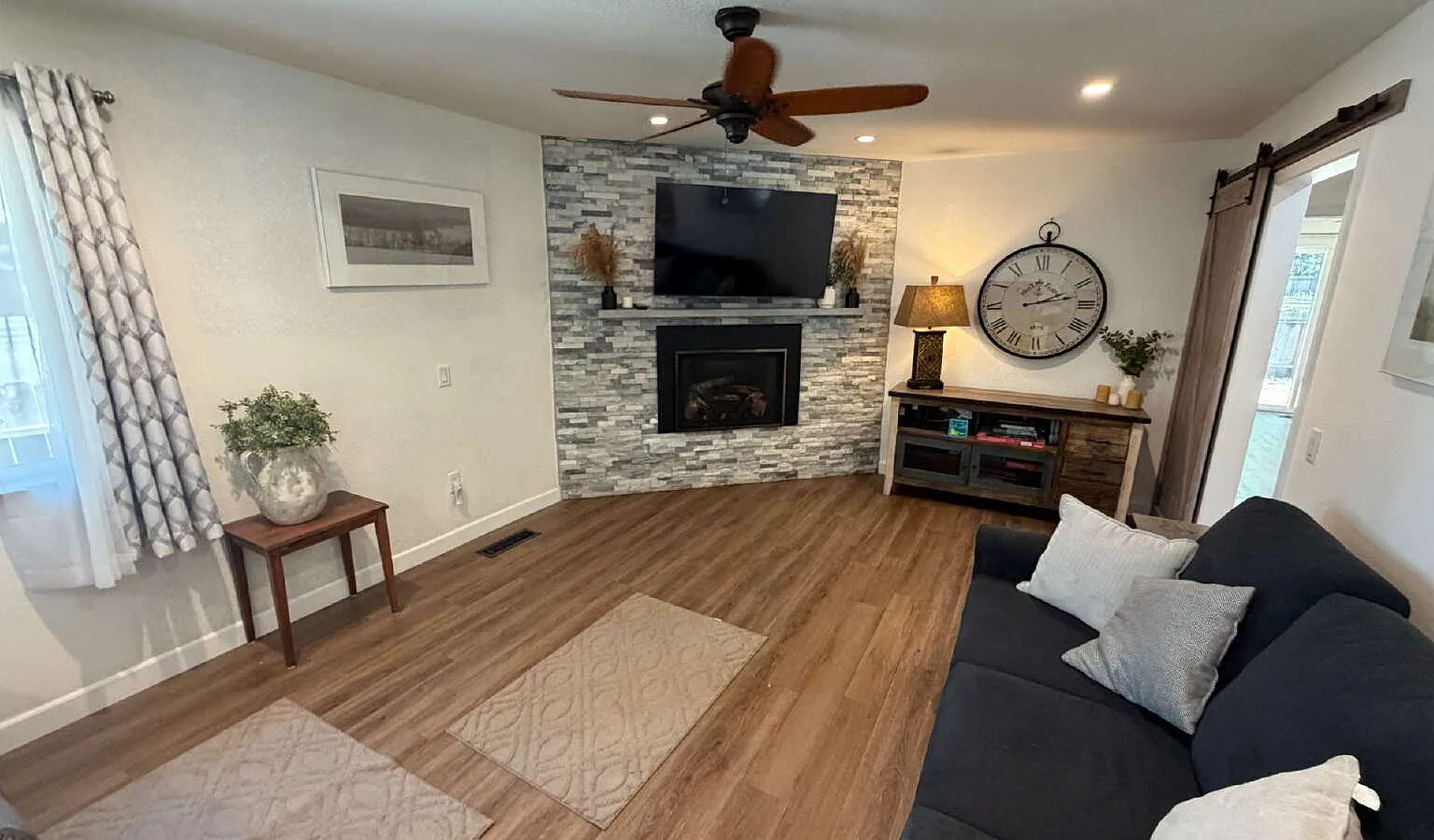 2 bed, 1.0 bath, 1040 sqft, $2,999 — Photo 3