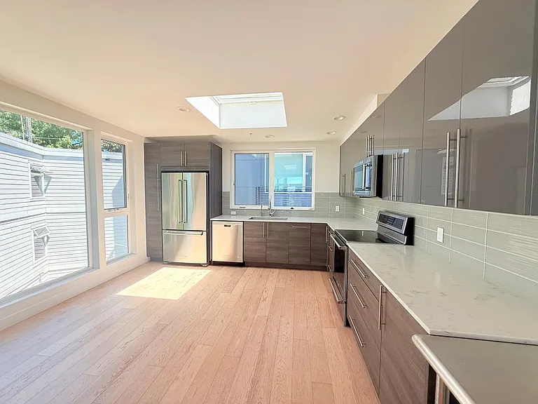 722 Summit Ave E — Photo 8