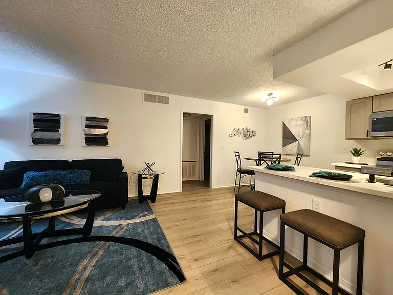 Valencia Apartments — Photo 40