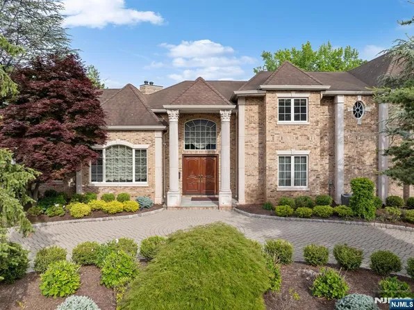 27 Roberts Rd, Englewood Cliffs, NJ 07632