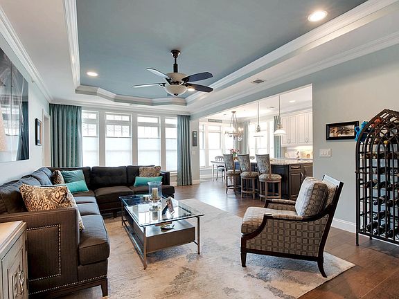 4th image of 410 Roosevelt Way