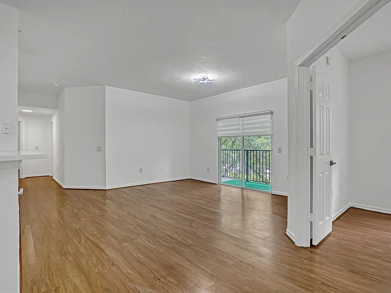 340 Crestwood Cir #302 — Photo 17
