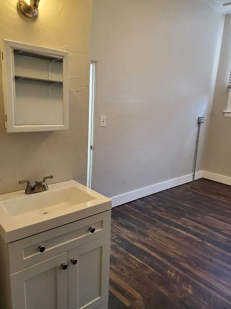 201 W Main (Florence Hotel Apartments) - 3 — Photo 4