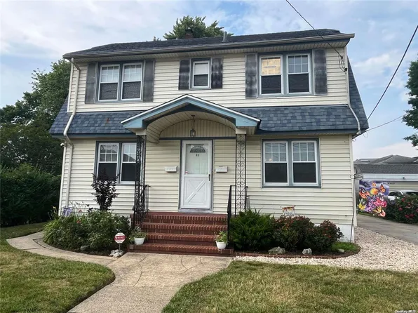 32 Vine Street, Lynbrook, NY 11563