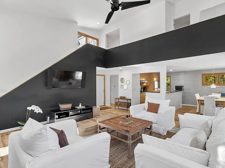 27 Montauk Ave — Photo 3