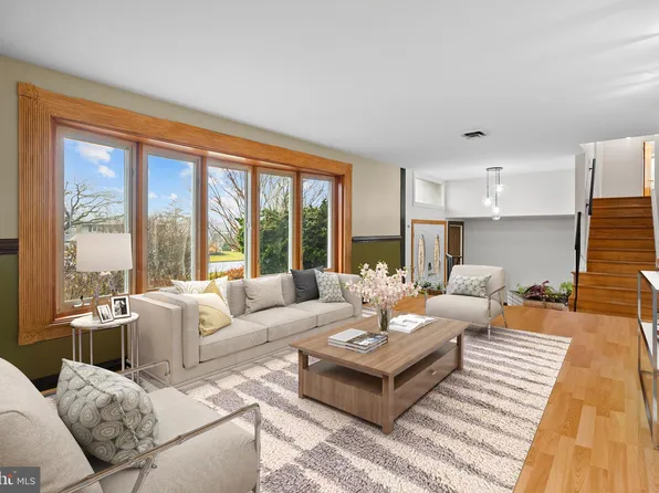 5695 Hill Ct, Center Valley, PA 18034