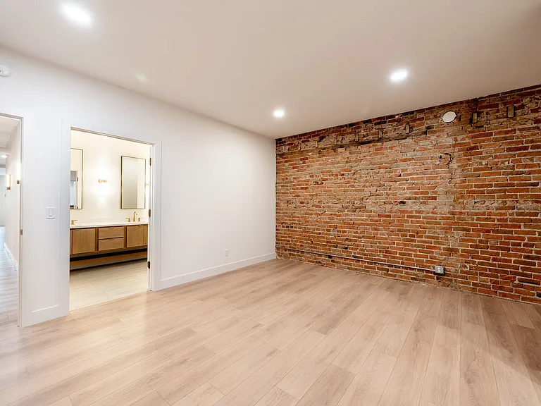 226 N Main St — Photo 33