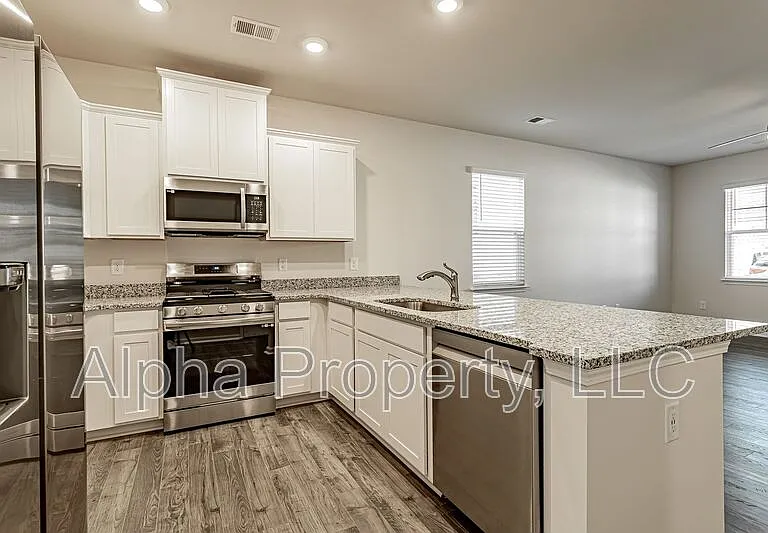 371 Highline Trl — Photo 2