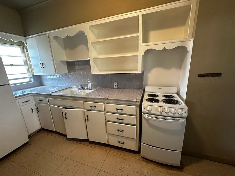 2404 Oak Dr — Photo 3