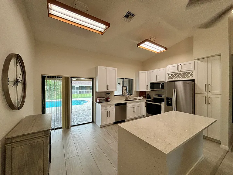 2153 Amesbury Cir — Photo 11