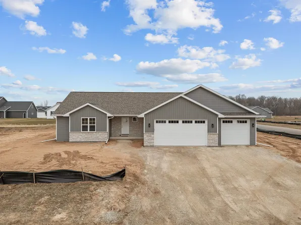 W5808 Roundstone Pl, Menasha, WI 54952