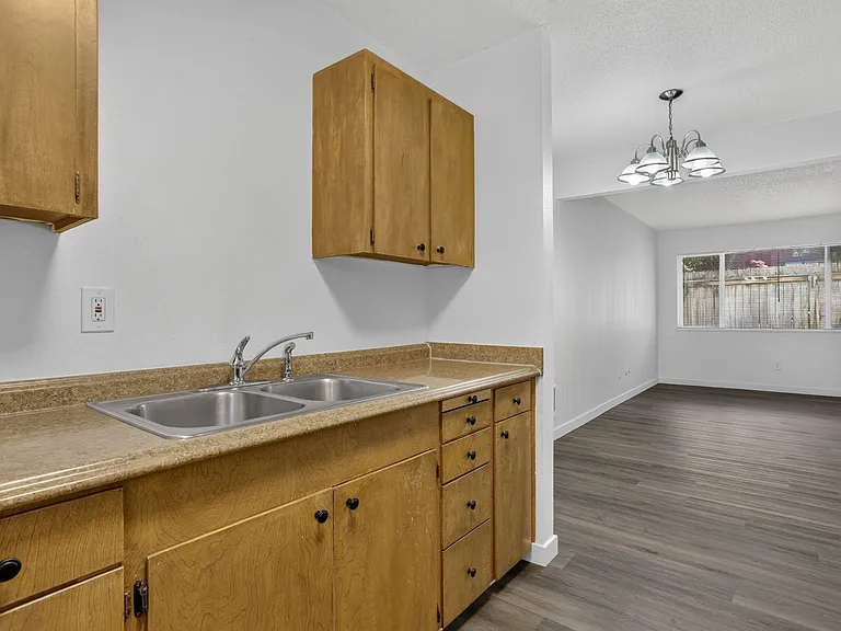 2527 NW Savier St — Photo 4