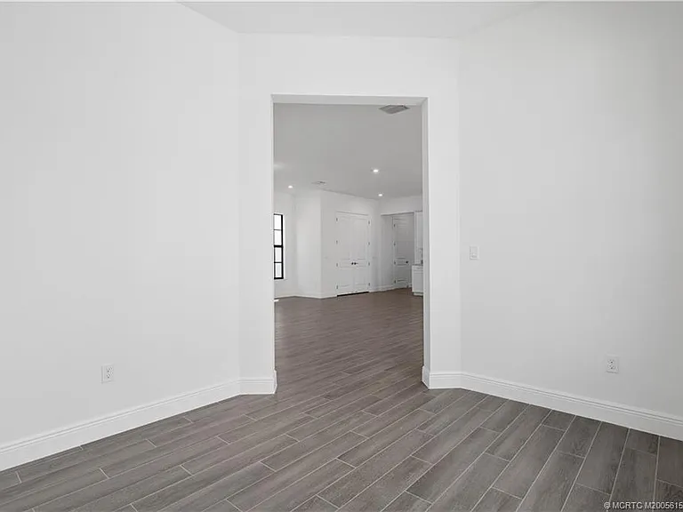 870 SW Newfield Ave — Photo 16