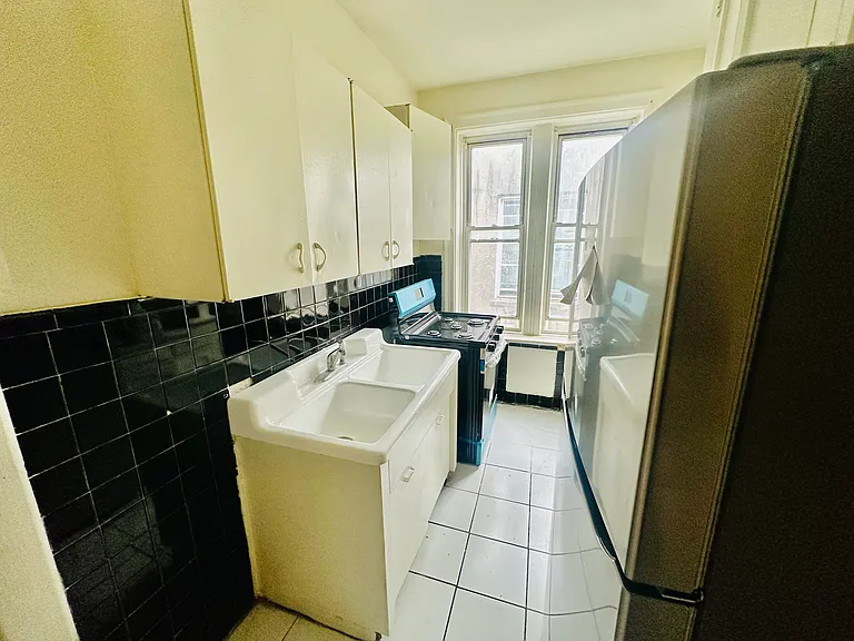 201 E 51st St #2 — Photo 4
