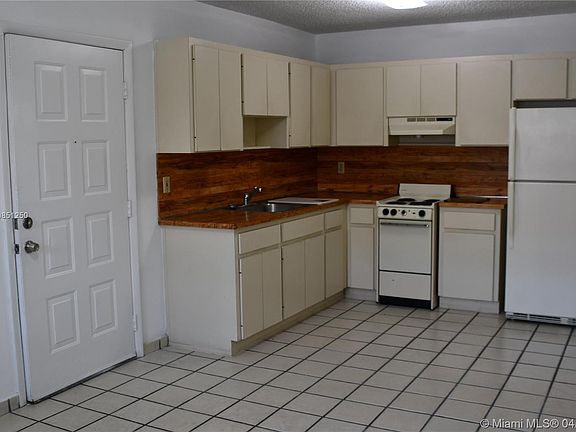 3rd image of 340 E 7th St #205