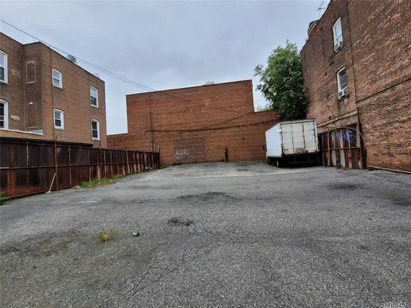 912 34th Ave, Astoria, NY 11106