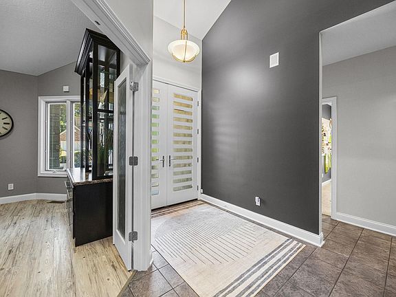 3rd image of 623 Bur Oak Ct W