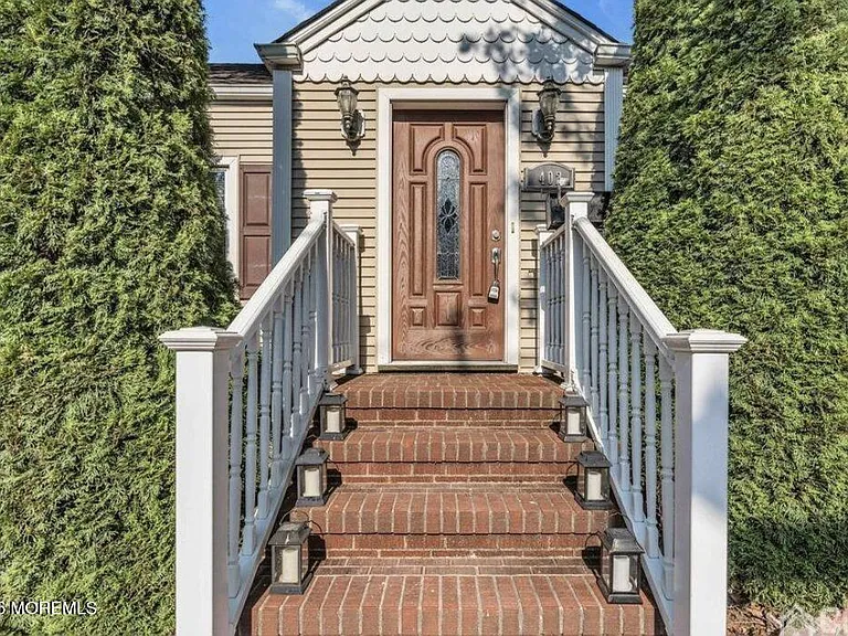 402 Ryders Ln — Photo 2