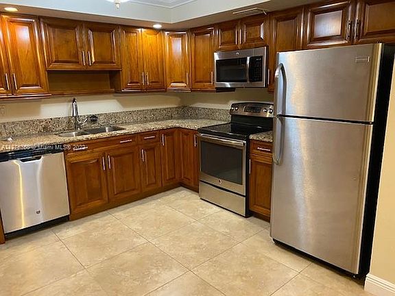 Open kitchen to family room