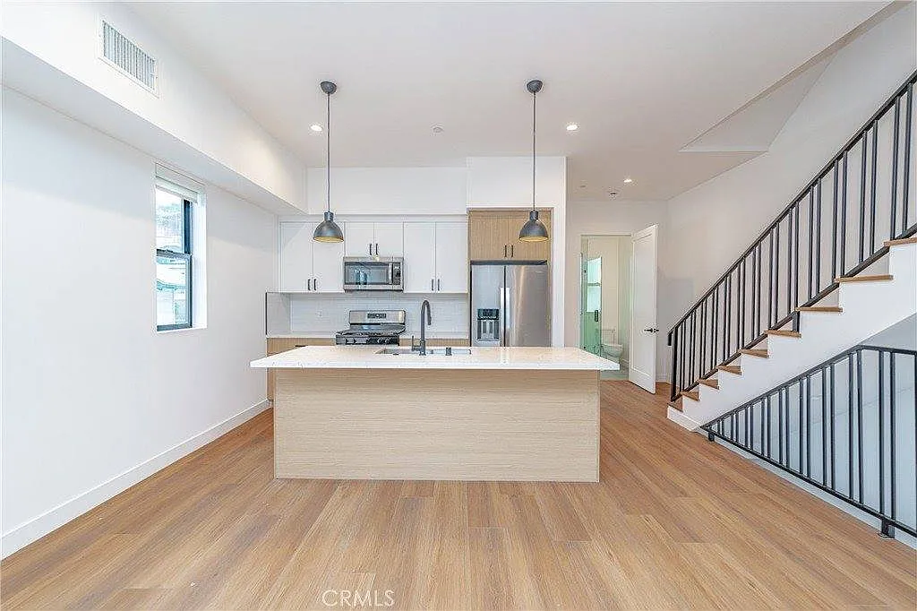 5 bed, 1871 sqft, $6,200 — Photo 2