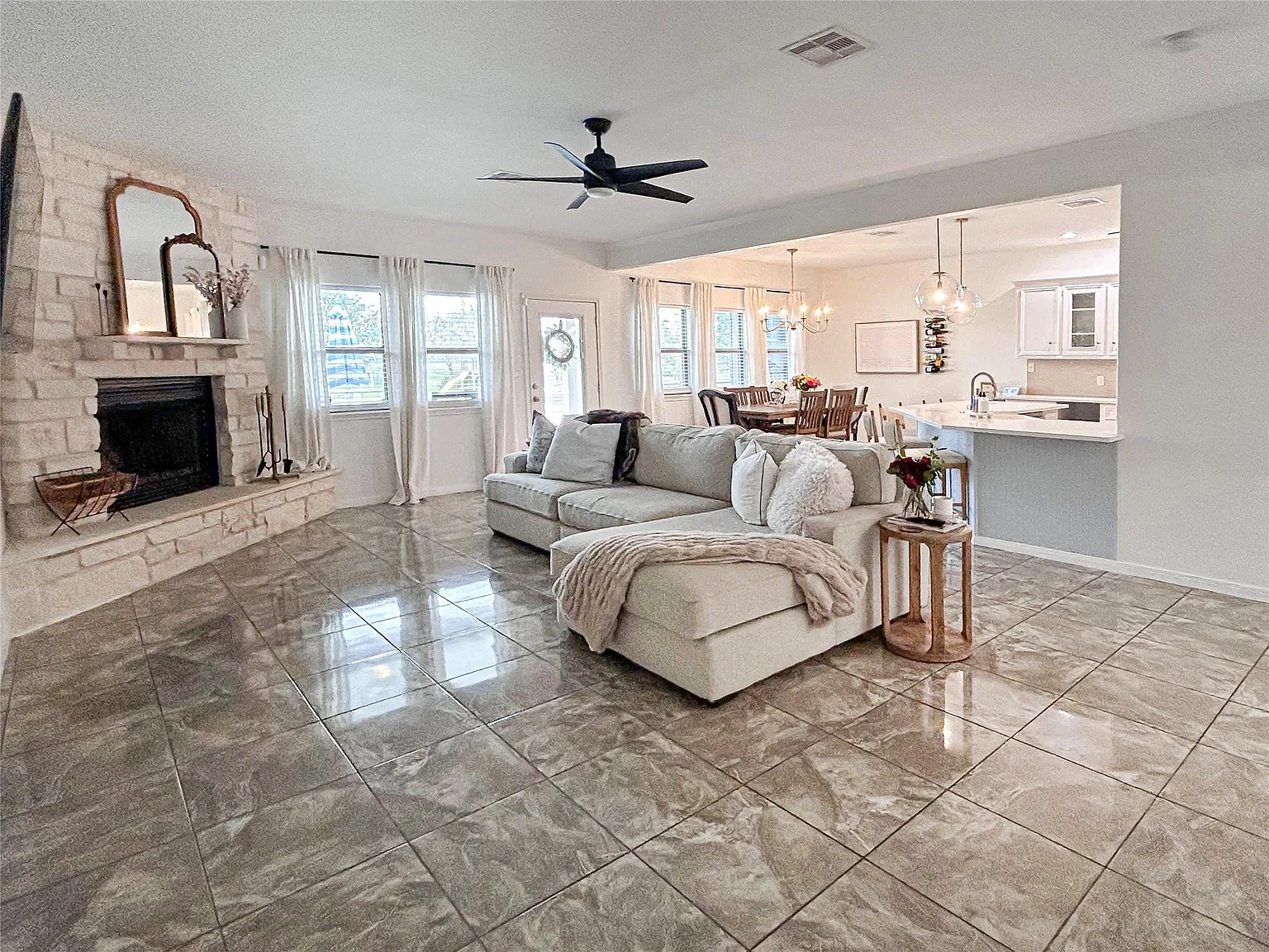 3 bed, 2.5 bath, 2092 sqft, $3,500 — Photo 4
