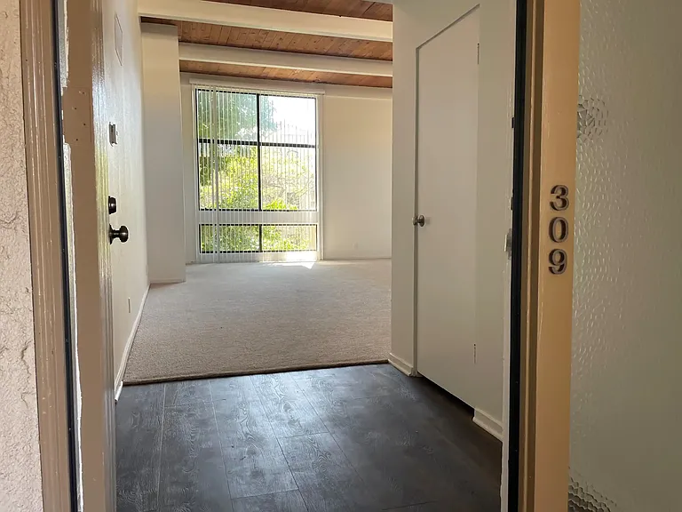 1414 Greenfield Apartments — Photo 24