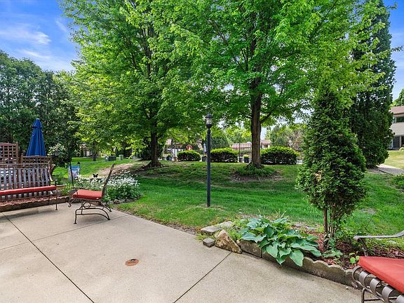 3rd image of 972 Valentine ROAD