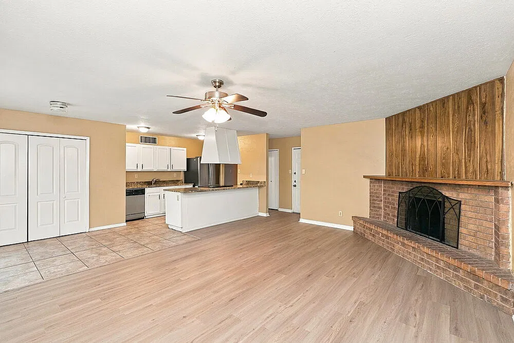 3 bed, 2.0 bath, 1423 sqft, $2,150 — Photo 4