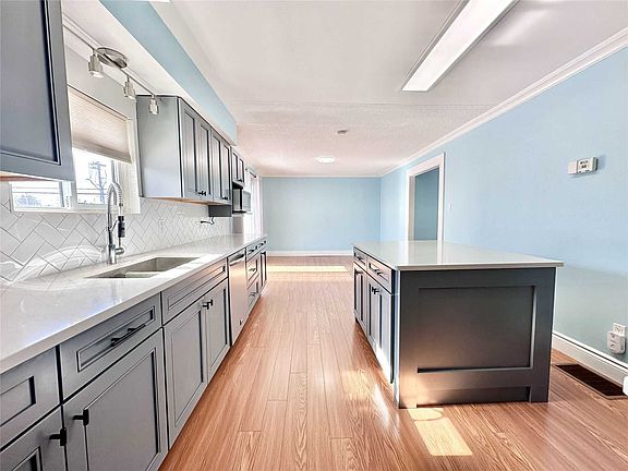 4th image of 317 Sidney St