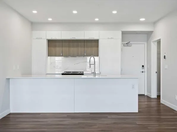 255 W Les Jardins Park SE #317, Calgary, AB T2C 5W9