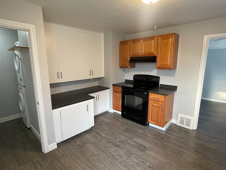 187 NE 28th Ave — Photo 3