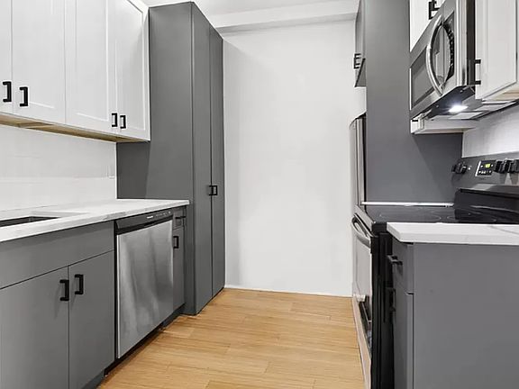 3rd image of 315 Cornelia St #4
