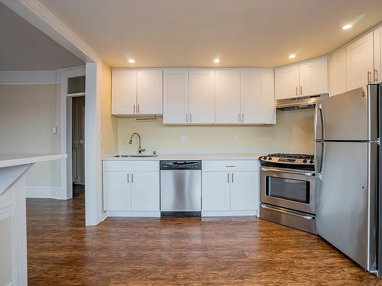 Alexander Apartments — Photo 25