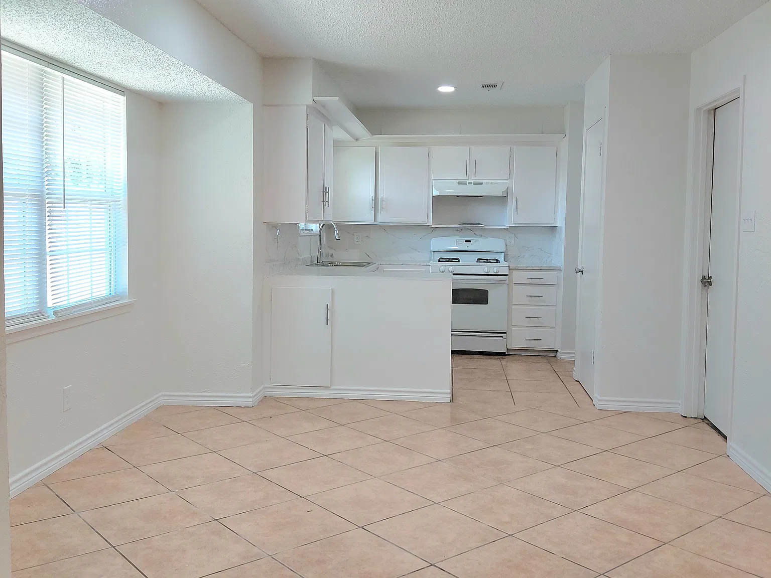 3 bed, 1167 sqft, $1,900 — Photo 3