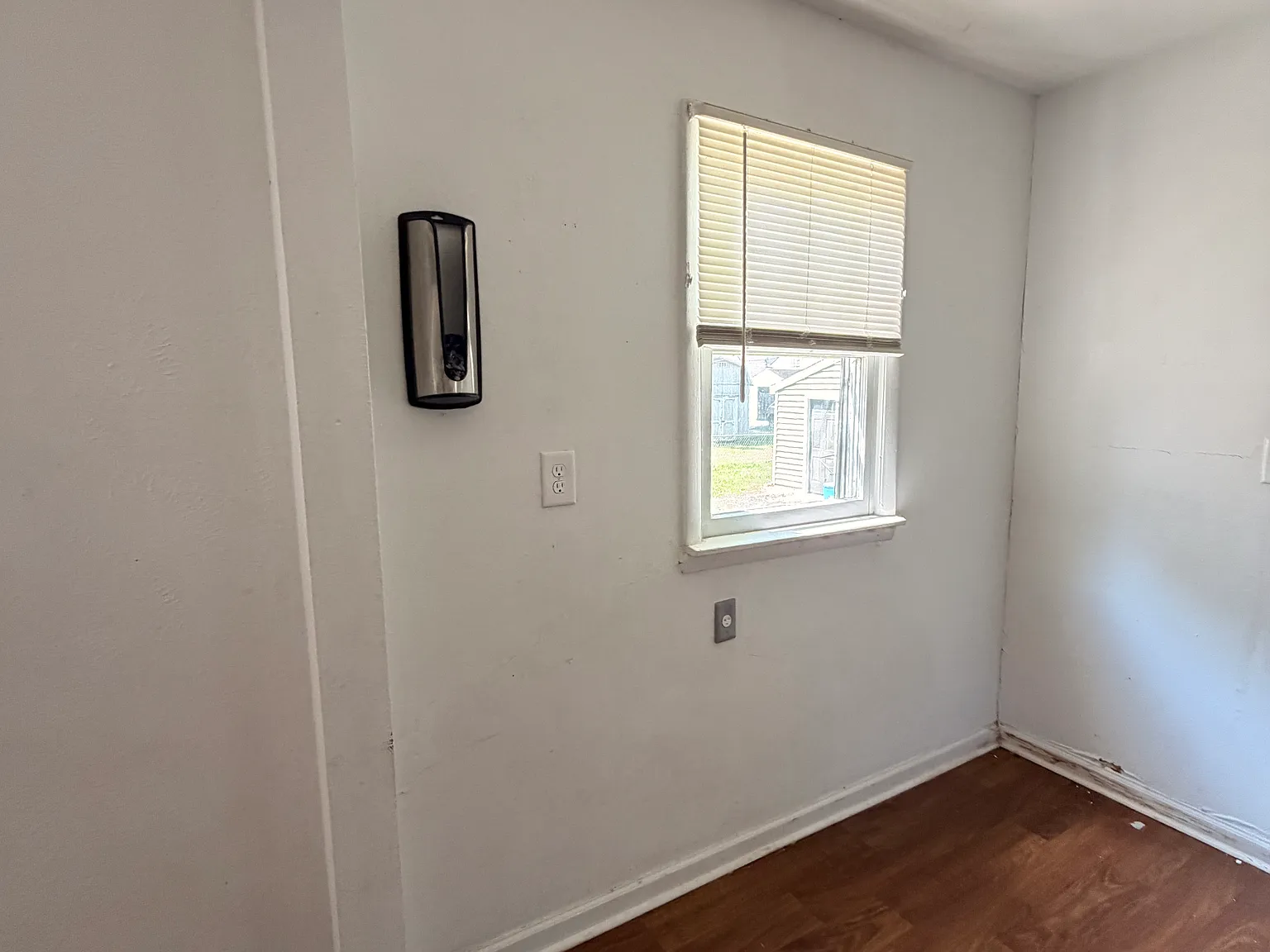 3 bed, 1100 sqft, $1,000 — Photo 4