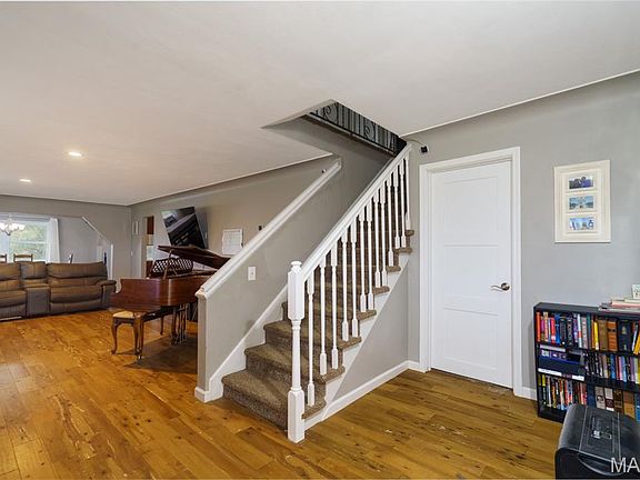 5th image of 695 Sidney St