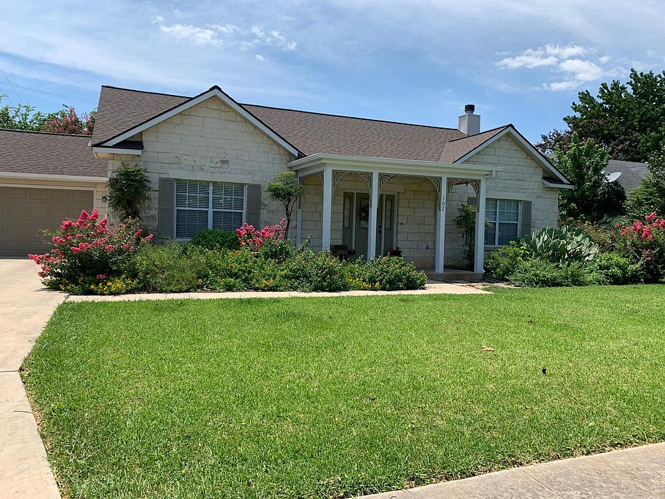 Quiet neighborhood,culdesac , walk to schools and downtown Boerne,two walking trails, one goes to ymca.