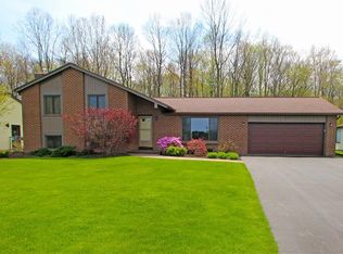 142 Woodsmoke Ln, Rochester, NY 14612