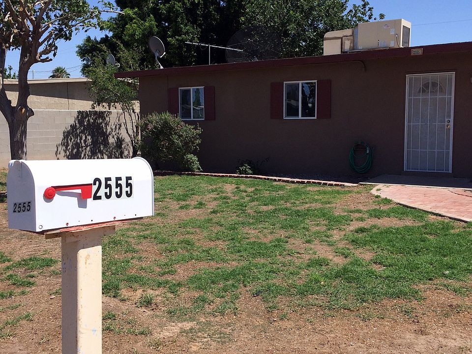 Front of house with mail box