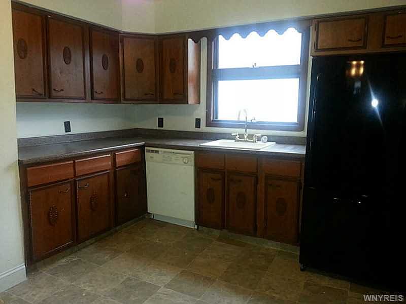 2nd image of 758 Niagara St #2