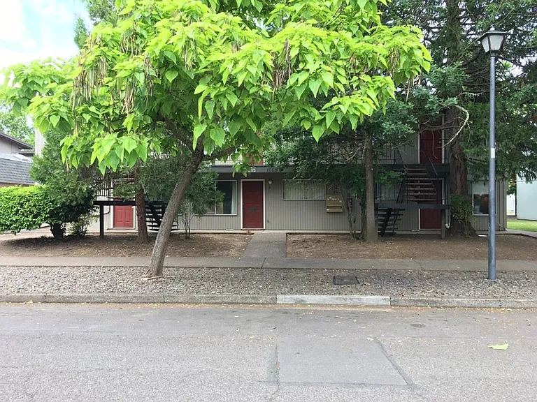 1668 Ferry St #3 — Photo 3