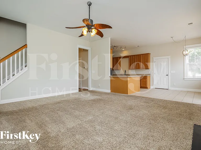 228 Silverwood Ln — Photo 5