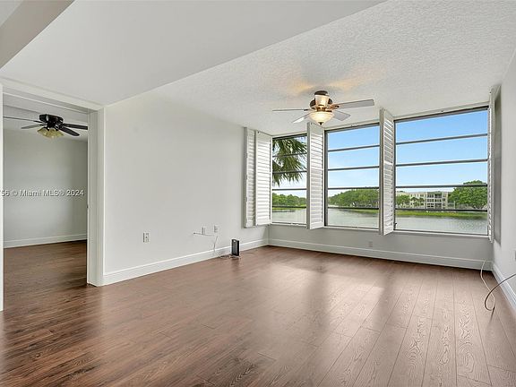 2nd image of 1524 Whitehall Dr APT 305