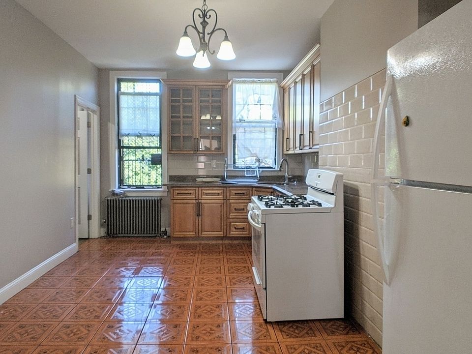 1st image of 378 Bleecker St APT 3