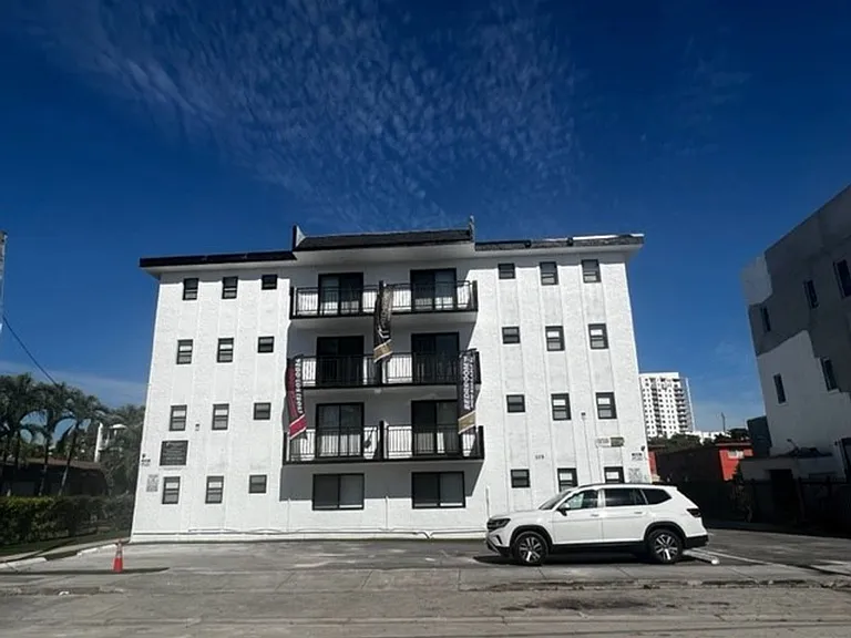 529 SW 4th St — Photo 7