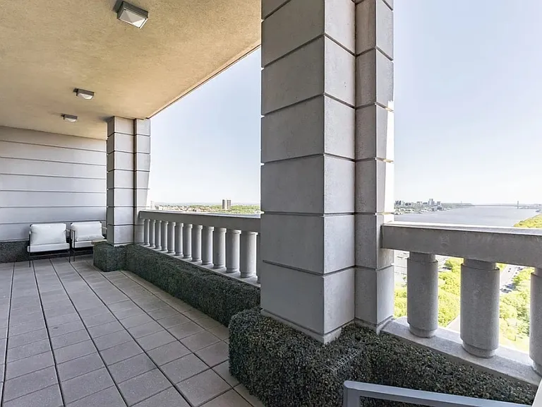 240 Riverside Blvd #1 — Photo 7